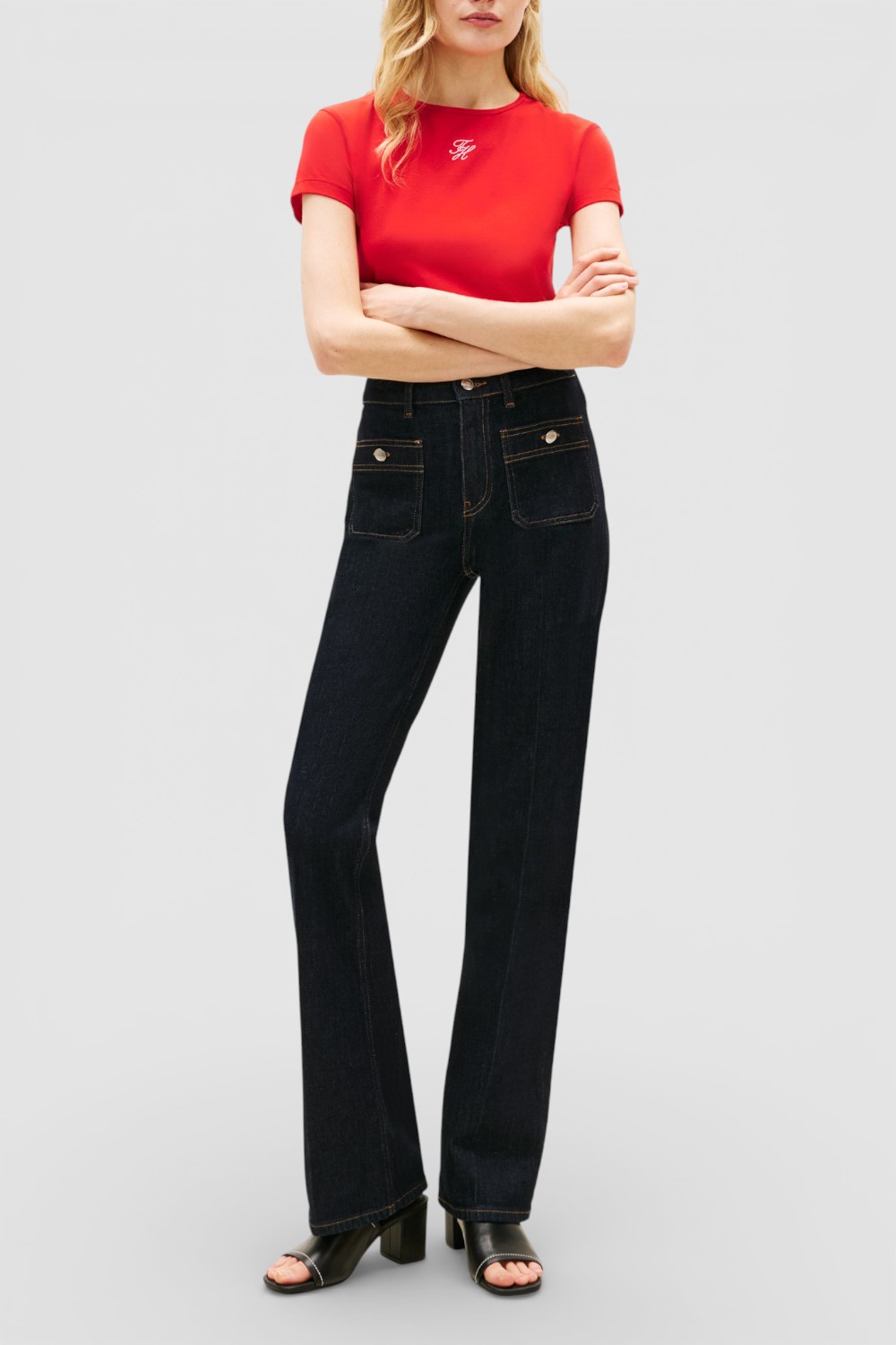 תמונת כל הלוק של חולצת טי